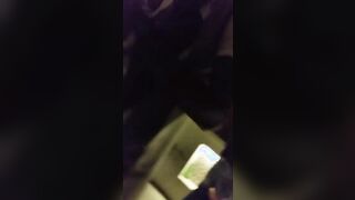 Ragazzo italiano si fa fare un pompino in disco davanti agli amici