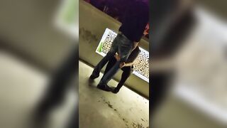 Ragazzo italiano si fa fare un pompino in disco davanti agli amici