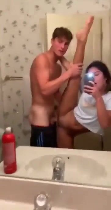 Scopata in bagno allo specchio in spaccata