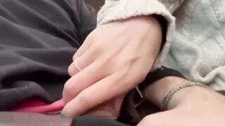 Si accorge che mi sego sul treno e si fa scopare nel bagno