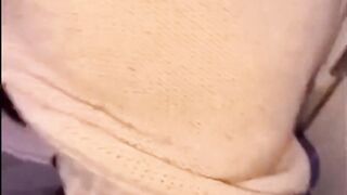 Si accorge che mi sego sul treno e si fa scopare nel bagno