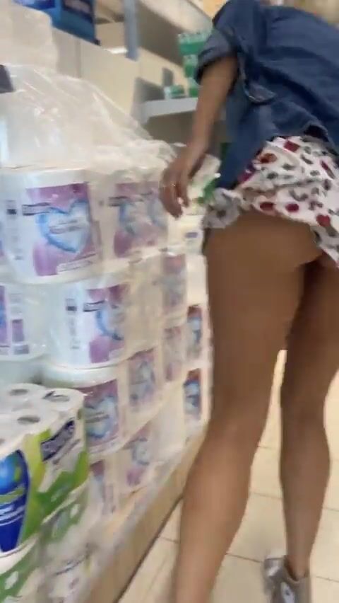 Milf italiana esibizionista al supermercato