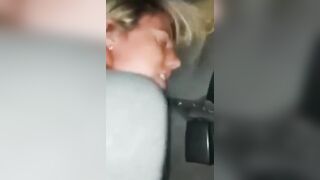 Mi scopa la moglie a pecorina in macchina e lei gode