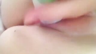 Si masturba la fichetta col deodorante