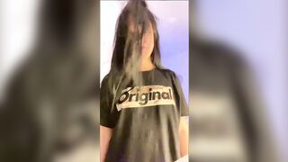 Quasi beccata dalla mamma durante la live coi fans