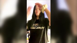 Quasi beccata dalla mamma durante la live coi fans