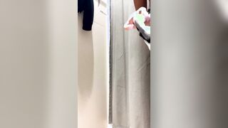 Emanuela in diretta coi fans dal camerino di un negozio