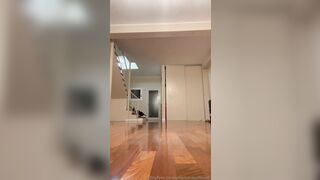 Emanuela in un breve video da la buonanotte ai suoi fans