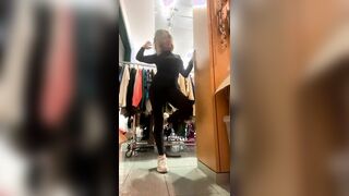 Emanuela diretta in camerino durante la televendita