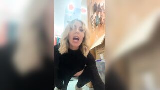 Emanuela diretta in camerino durante la televendita