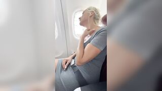 Milf italiana si masturba in aereo