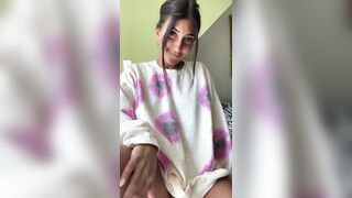 Morettina nuda con una bella fica pelosa