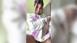 Morettina nuda con una bella fica pelosa