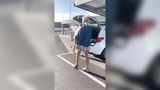 Mostra la fica nel parcheggio dell'aeroporto