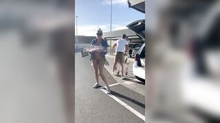 Mostra la fica nel parcheggio dell'aeroporto