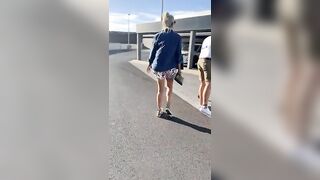 Mostra la fica nel parcheggio dell'aeroporto