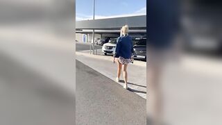 Mostra la fica nel parcheggio dell'aeroporto