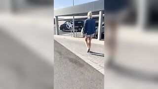 Mostra la fica nel parcheggio dell'aeroporto