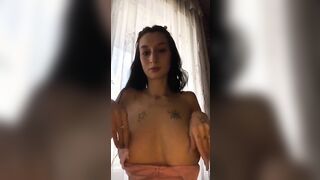 Ragazza italiana con belle tettone naturali...