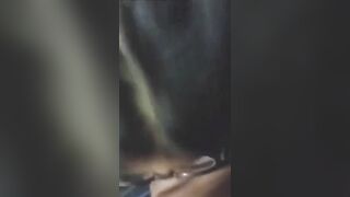 Pompino studentessa con occhiali sborrata in bocca