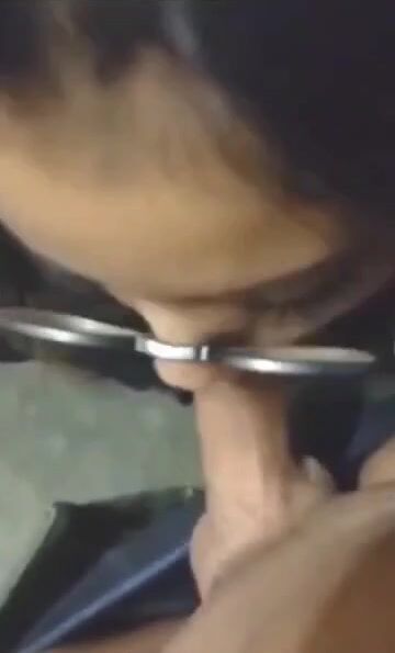 Pompino studentessa con occhiali sborrata in bocca