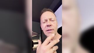 Un'altra giornata di merda anche a me oggi tocca farmi le seghe