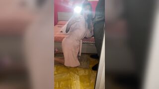 Si riprende col cellulare spompinando un bel cazzo nero