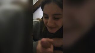 Canta usando il cazzo del suo ragazzo come microfono