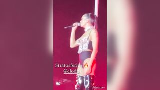 Elodie sexy in concerto