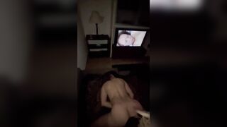 Impalata a pecorina mentre guarda un porno in tv