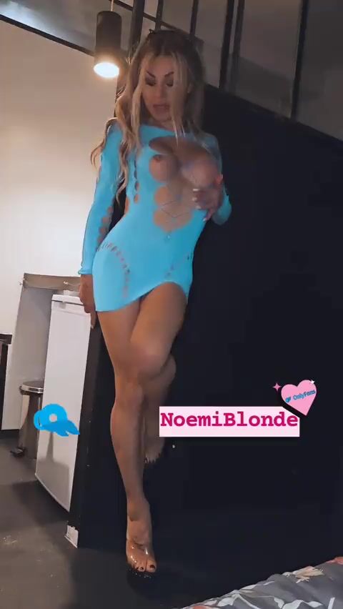 La trans italiana Noemi Blonde vi aspetta sul suo onlyfans