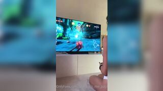 In perizoma giocando alla play