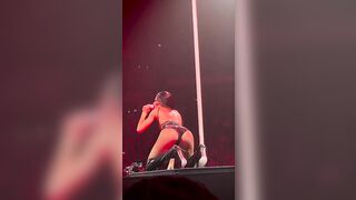 Elodie Pole Dance in concerto lato b