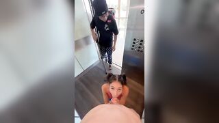 Eva succhia il cazzo in ascensore