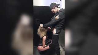 Scopata in discoteca davanti a tutti