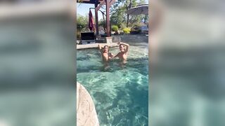 Marika Milani e amica nude in piscina