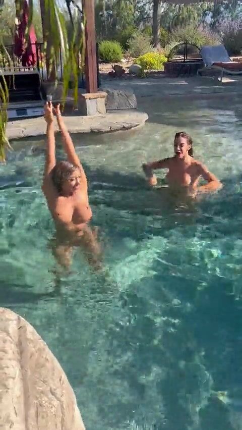 Marika Milani e amica nude in piscina