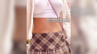 Bea esibizionista lato b in pubblico