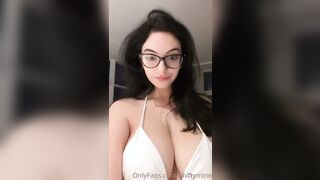 Morettina italiana maggiorata con tette enormi