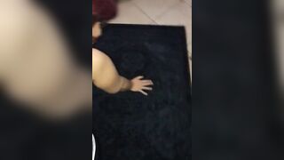 Schiava al guinzaglio mi lecca i piedi e me lo succhia