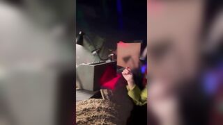 Flash tette Milf italiana in discoteca