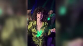 Flash tette Milf italiana in discoteca