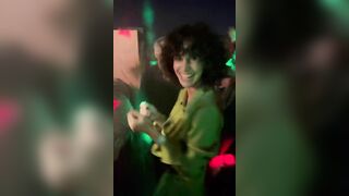 Flash tette Milf italiana in discoteca