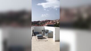 Esibizionista italiana nuda sul balcone