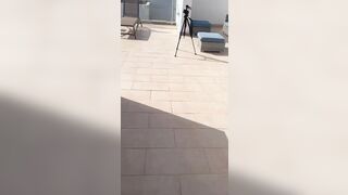 Esibizionista italiana nuda sul balcone