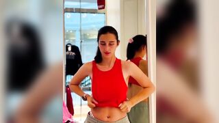 Morettina tettona esibizionista in negozio