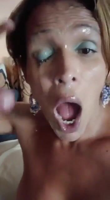 Trans riempita di sborra in faccia