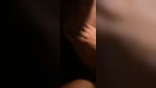 Mi scopo in auto la troia della mia tipa