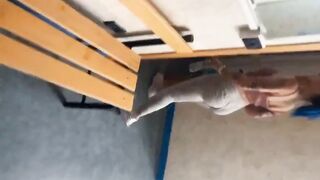 Amiche esibizioniste mostrano le tette e si masturbano in palestra