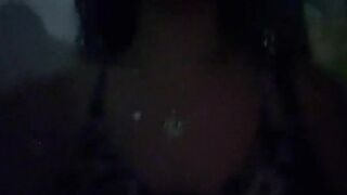 Cammina mostrando le tette e viene notata da un guardone